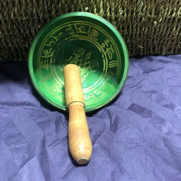 Green Tibetian Singing Bowl with Wooden Mallet - Picture 6 of 11